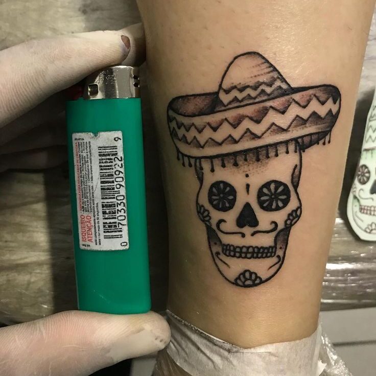 tatuagem masculina pequena de símbolo