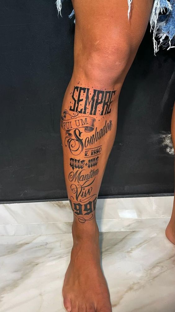 tatuagem de folha na canela feminina