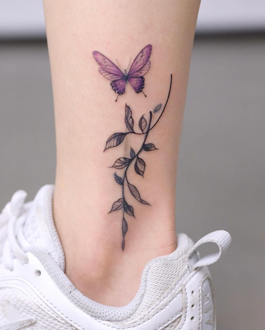 tatuagem geométrica canela feminina