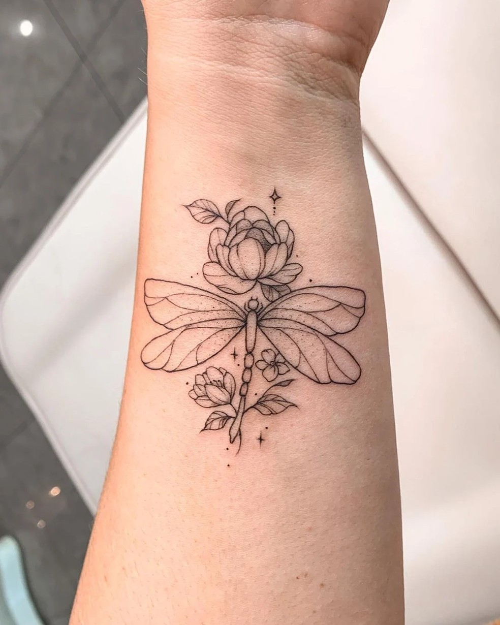 tatuagem fineline pulso delicada