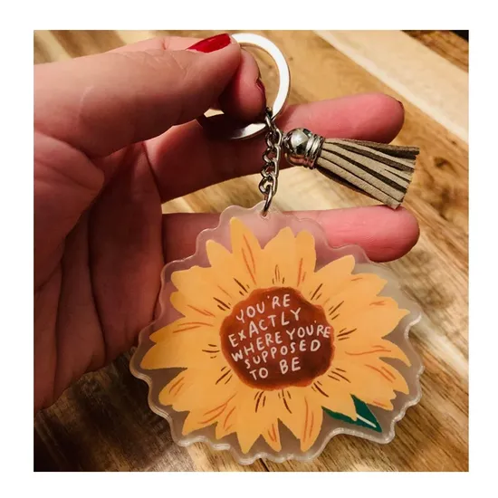 Acrílico vs. Resina Colorida: Qual Material Transparente Escolher para Seus Acessórios?