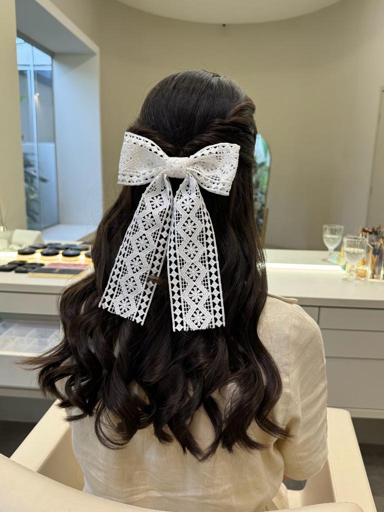 Tendência de acessórios de cabelo com laços gigantes