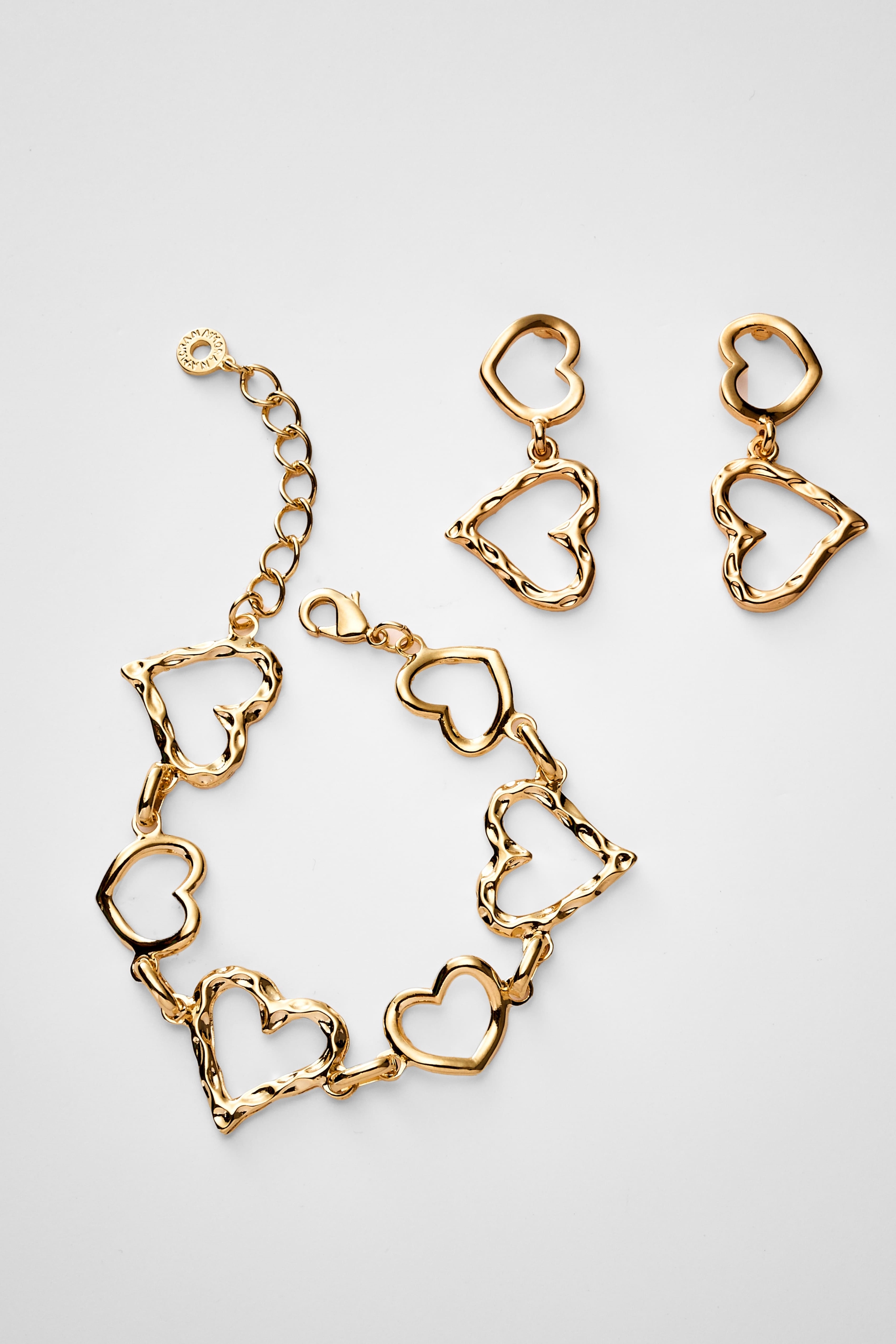 Heartcore: Como Adotar a Tendência de Acessórios de Coração Sem Cair no Clichê