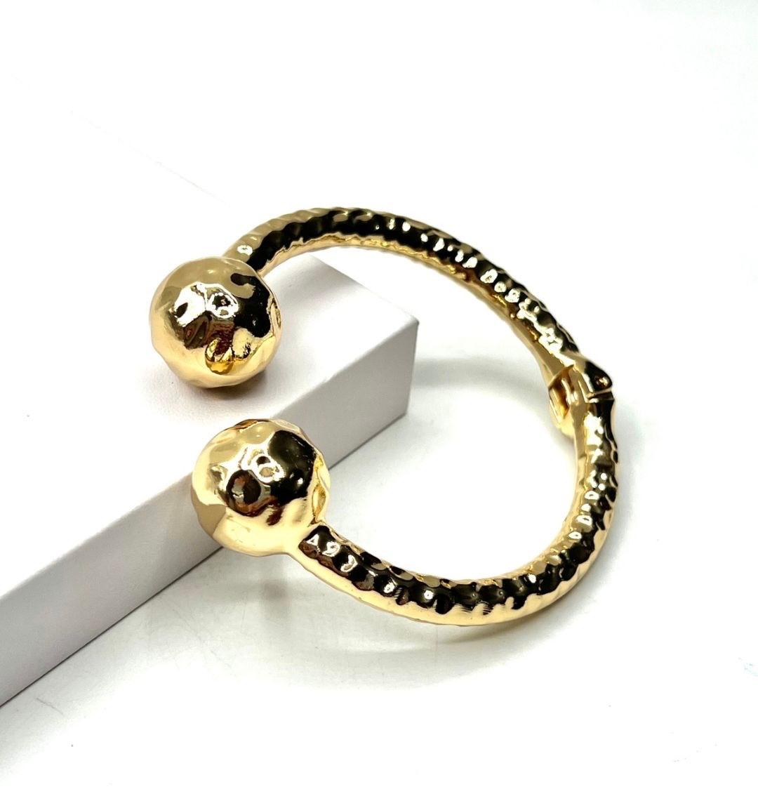 Tendência de acessórios de metal martelado