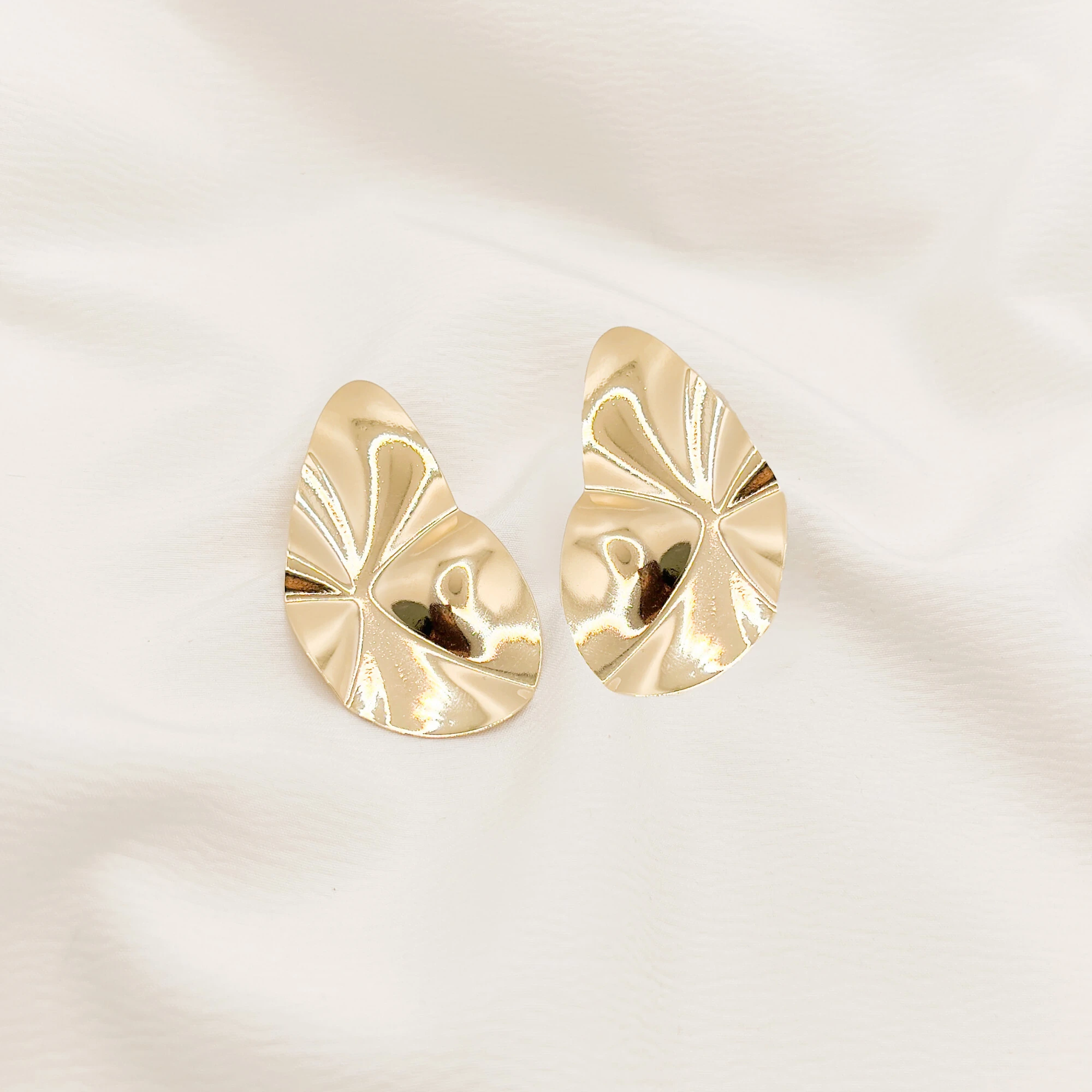 Tendência de acessórios de metal martelado