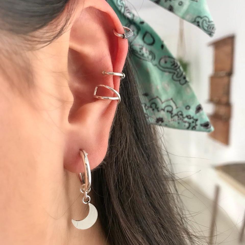 Guia Completo de Ear Stacking: Como Combinar Argolas e Pingentes