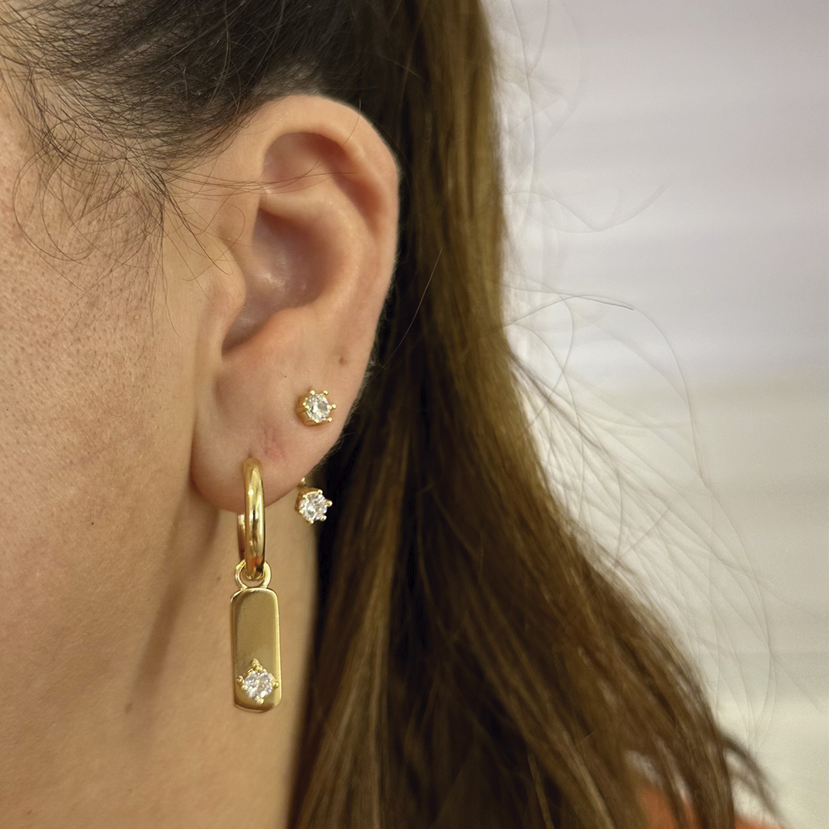 Maximalismo em Brincos: A Tendência de Argolas com Pingentes para 2026