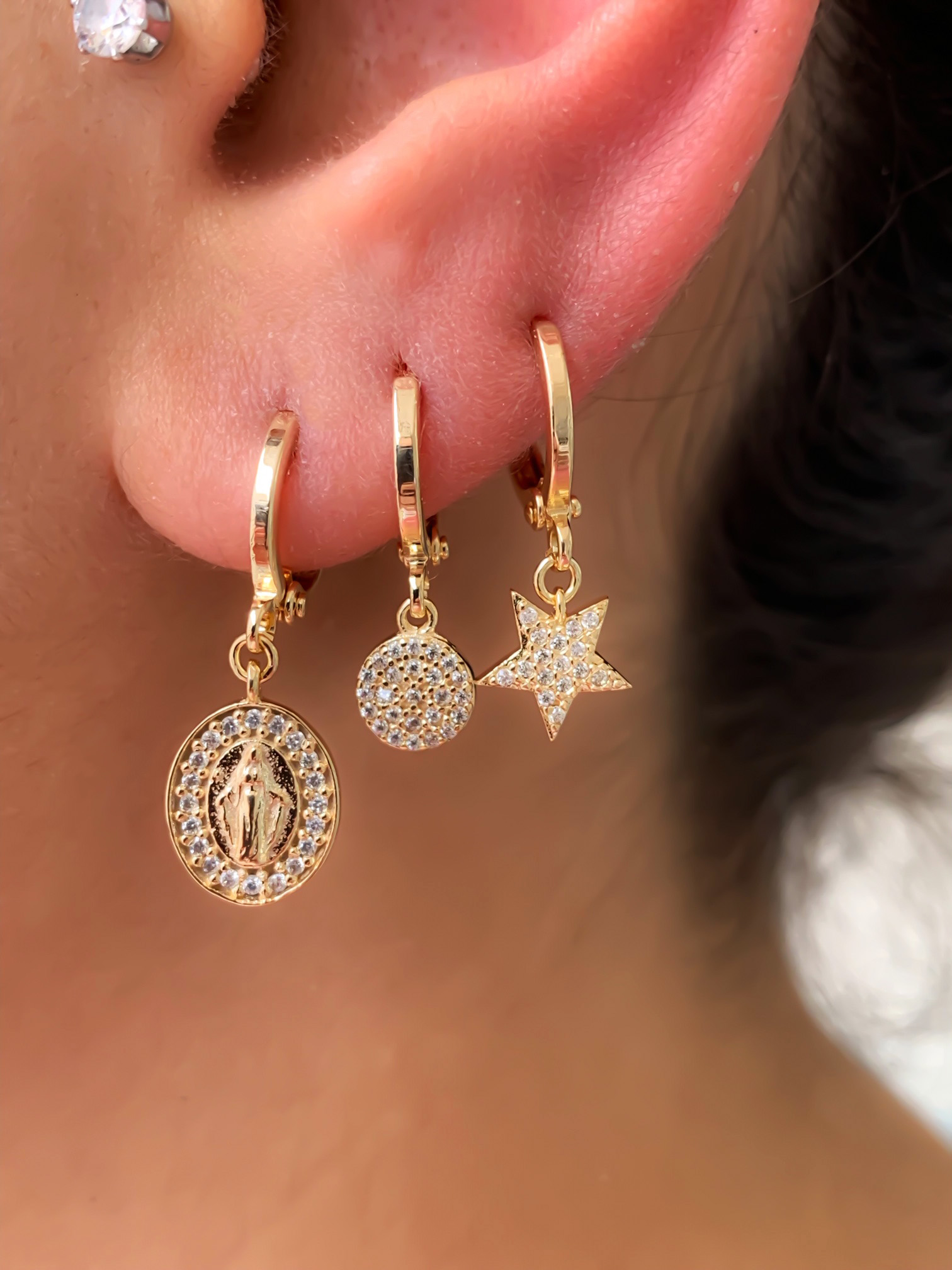 Assimetria em Brincos de Argola: Dicas para um Look Moderno e Criativo