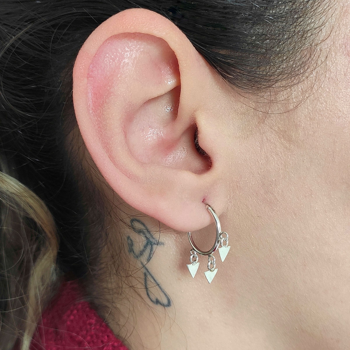 Maximalismo em Brincos: A Tendência de Argolas com Pingentes para 2026