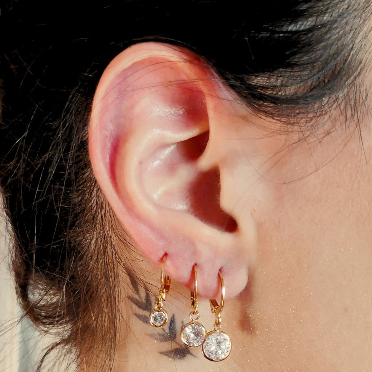 Maximalismo em Brincos: A Tendência de Argolas com Pingentes para 2026