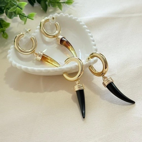 Brincos 2 em 1: A Versatilidade das Argolas com Pingentes Removíveis