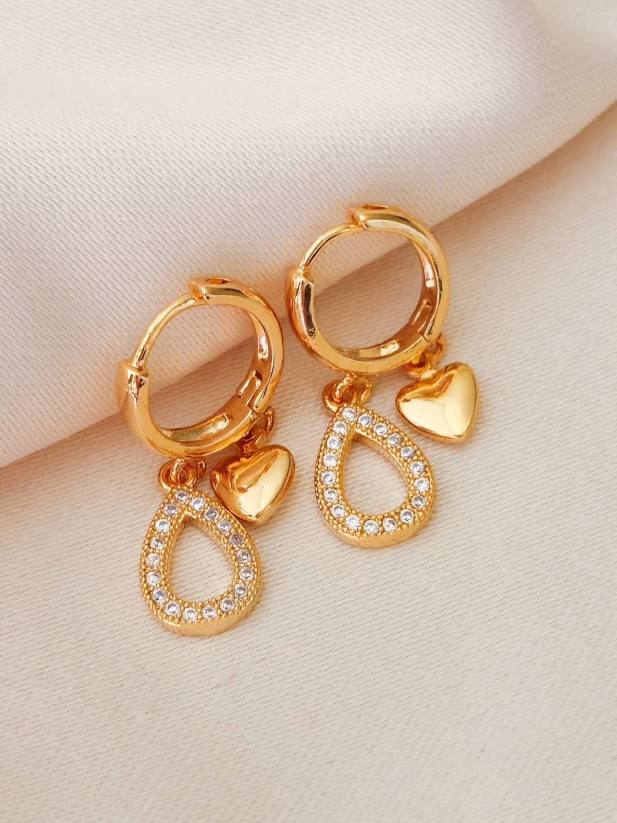 Tendência de brincos de argola com pingentes