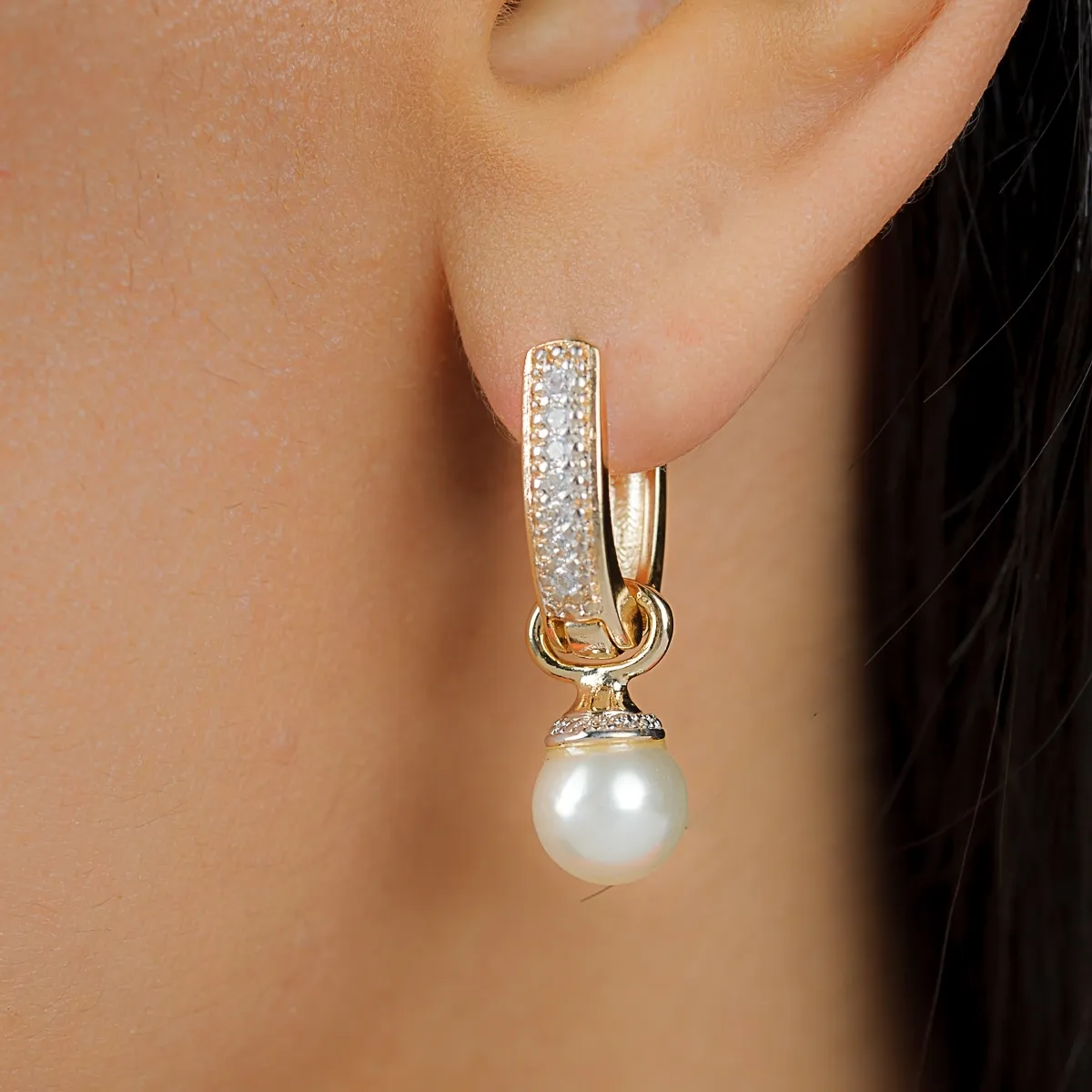 Tendência de brincos de argola com pingentes