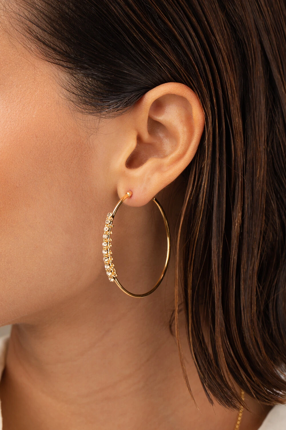 Tendência de brincos de argola dourados clássicos