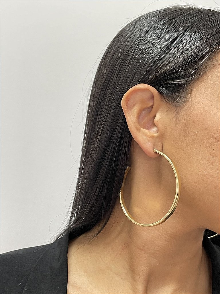 Tendência de brincos de argola dourados clássicos