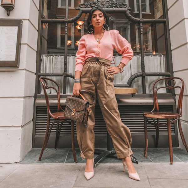 Tendência de calça cargo feminina com salto alto