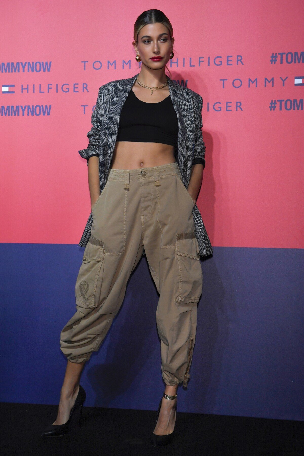 Acessórios essenciais para looks com calça cargo e salto