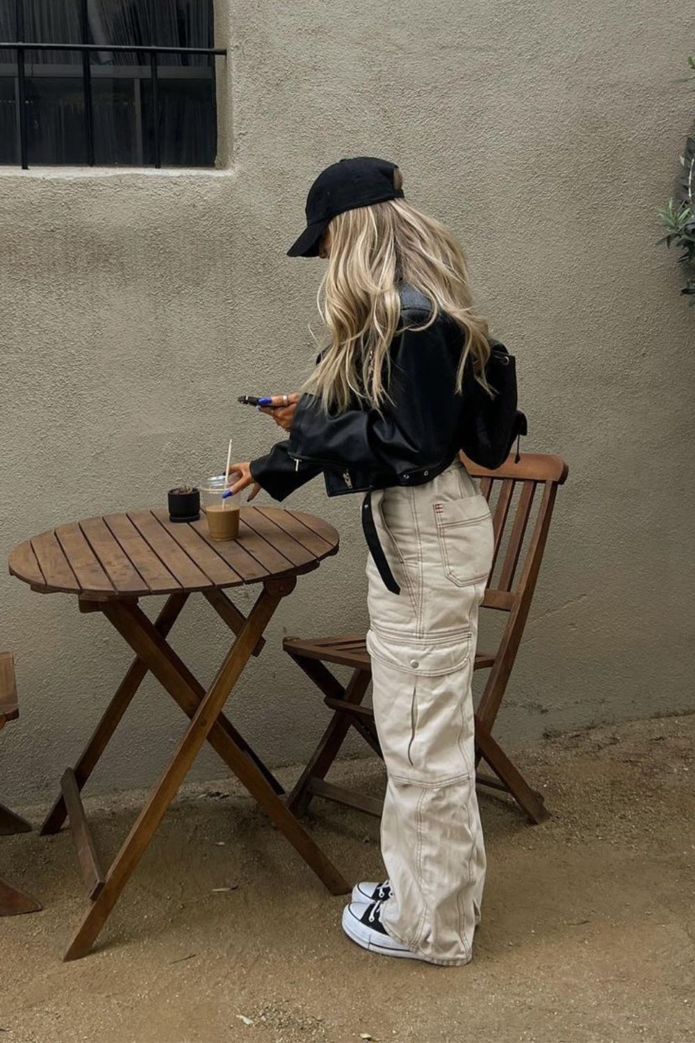 Tendências de cores e tecidos para calça cargo com salto em 2026