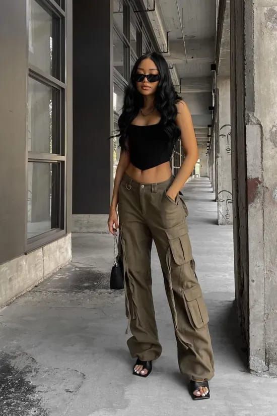 Acessórios essenciais para looks com calça cargo e salto