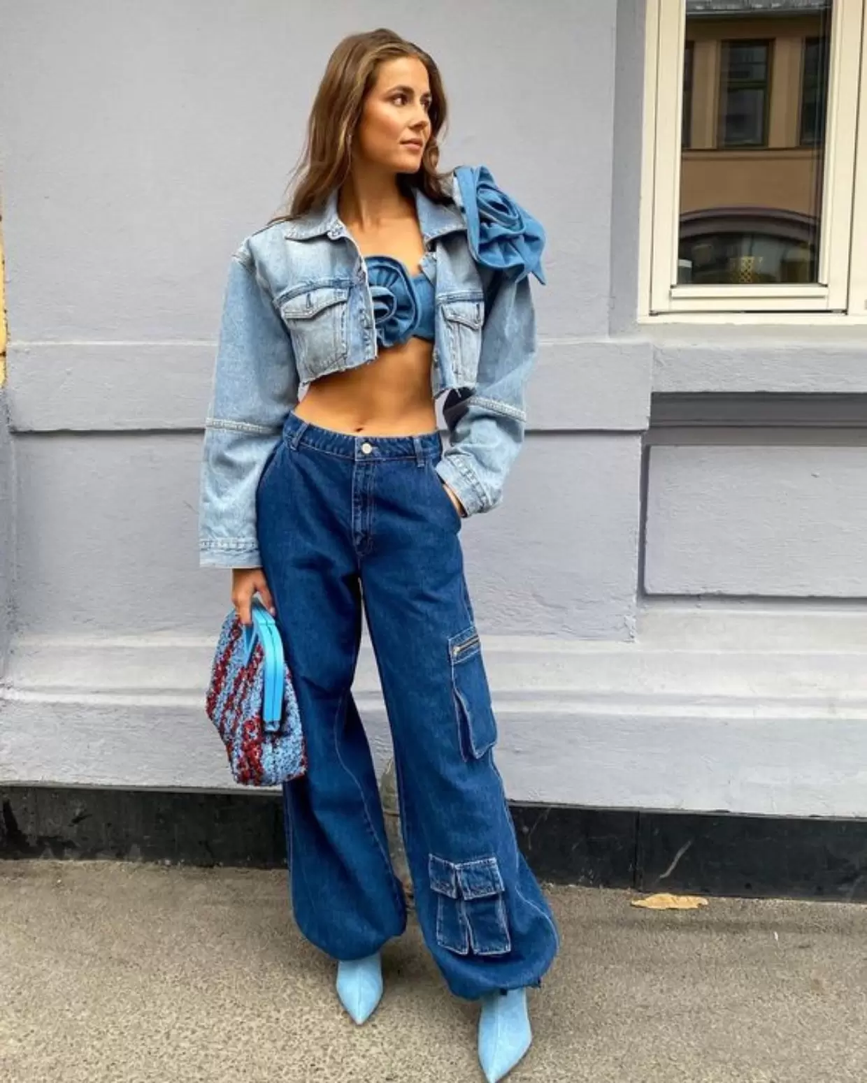 Tendência de calça cargo feminina com salto alto