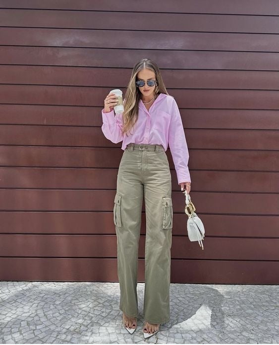 Calça cargo feminina: do trabalho à festa com salto alto