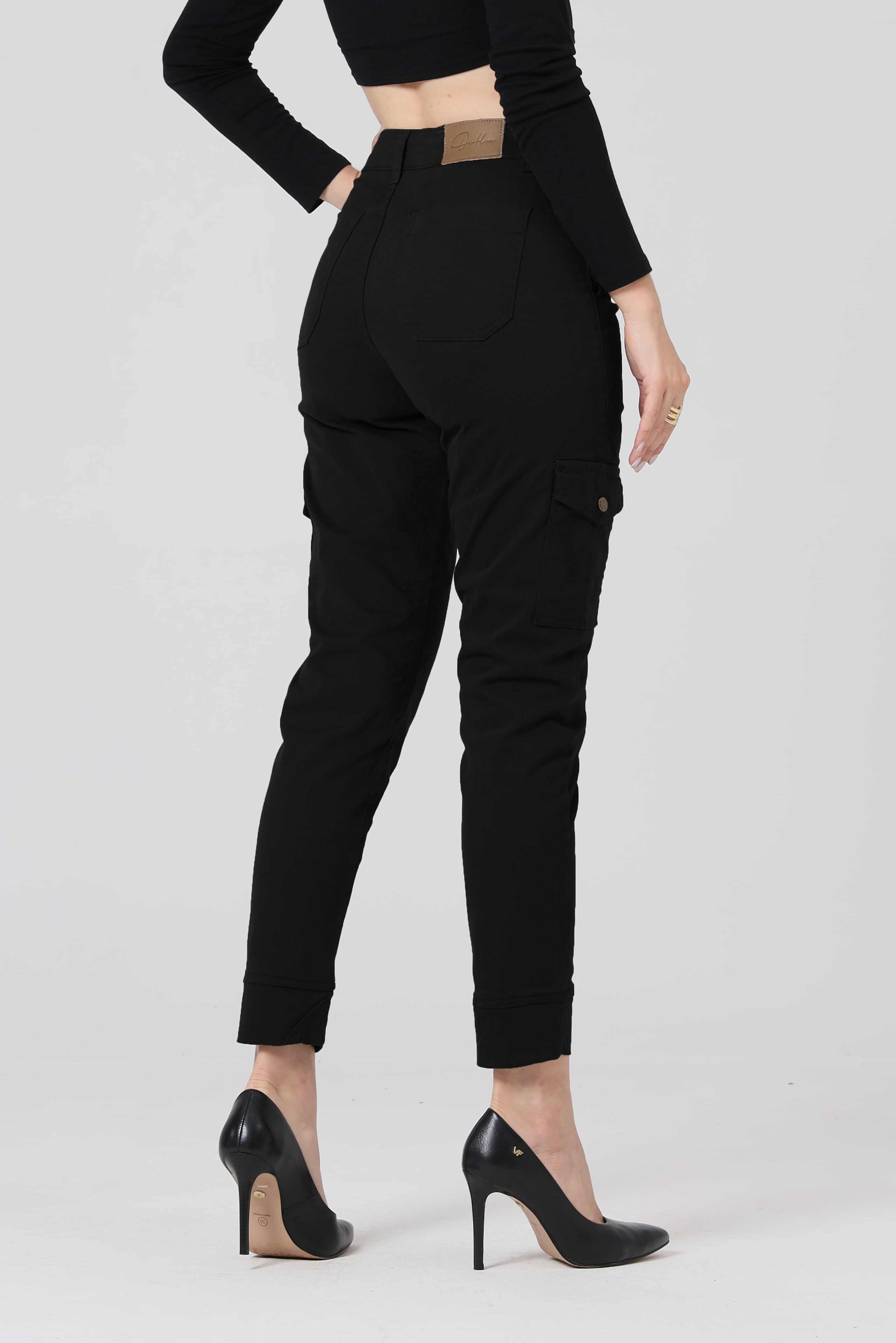 Calça cargo feminina: do trabalho à festa com salto alto
