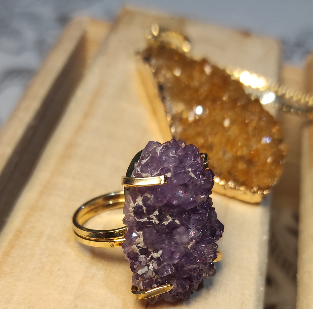 1. Guia Completo das Pedras Naturais Brutas: Significado e Energia
2. Como Incorporar a Tendência Brutalista em Suas Joias de Pedras Naturais
3. Luxo Consciente: A Ascensão das Joias com Pedras Brutas e Sustentáveis
4. Pedras Regentes de 2025 e 2026: Topázio Incolor e Granada em Joias Brutas
5. Colares de Drusa e Anéis de Coquetel: Peças Chave da Tendência de Joias Brutas