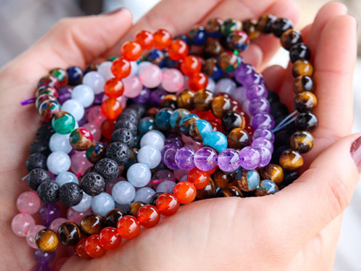 Tendência de joias com pedras naturais brutas