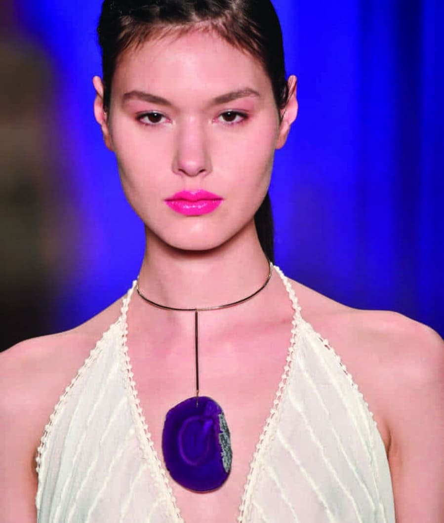 1. Guia Completo das Pedras Naturais Brutas: Significado e Energia
2. Como Incorporar a Tendência Brutalista em Suas Joias de Pedras Naturais
3. Luxo Consciente: A Ascensão das Joias com Pedras Brutas e Sustentáveis
4. Pedras Regentes de 2025 e 2026: Topázio Incolor e Granada em Joias Brutas
5. Colares de Drusa e Anéis de Coquetel: Peças Chave da Tendência de Joias Brutas