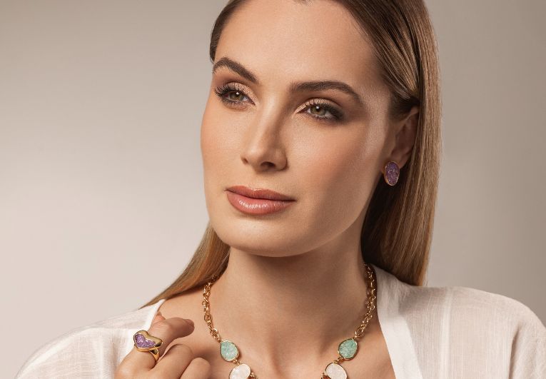 1. Guia Completo das Pedras Naturais Brutas: Significado e Energia
2. Como Incorporar a Tendência Brutalista em Suas Joias de Pedras Naturais
3. Luxo Consciente: A Ascensão das Joias com Pedras Brutas e Sustentáveis
4. Pedras Regentes de 2025 e 2026: Topázio Incolor e Granada em Joias Brutas
5. Colares de Drusa e Anéis de Coquetel: Peças Chave da Tendência de Joias Brutas