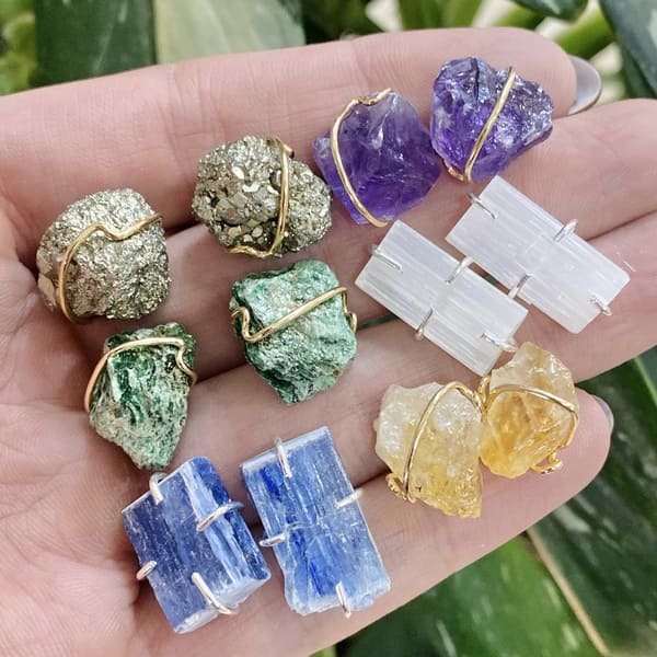 1. Guia Completo das Pedras Naturais Brutas: Significado e Energia
2. Como Incorporar a Tendência Brutalista em Suas Joias de Pedras Naturais
3. Luxo Consciente: A Ascensão das Joias com Pedras Brutas e Sustentáveis
4. Pedras Regentes de 2025 e 2026: Topázio Incolor e Granada em Joias Brutas
5. Colares de Drusa e Anéis de Coquetel: Peças Chave da Tendência de Joias Brutas