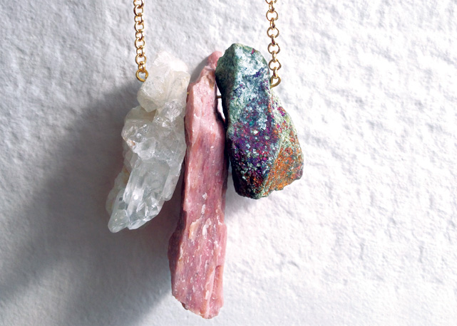 Tendência de joias com pedras naturais brutas