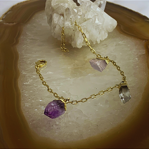 1. Guia Completo das Pedras Naturais Brutas: Significado e Energia
2. Como Incorporar a Tendência Brutalista em Suas Joias de Pedras Naturais
3. Luxo Consciente: A Ascensão das Joias com Pedras Brutas e Sustentáveis
4. Pedras Regentes de 2025 e 2026: Topázio Incolor e Granada em Joias Brutas
5. Colares de Drusa e Anéis de Coquetel: Peças Chave da Tendência de Joias Brutas