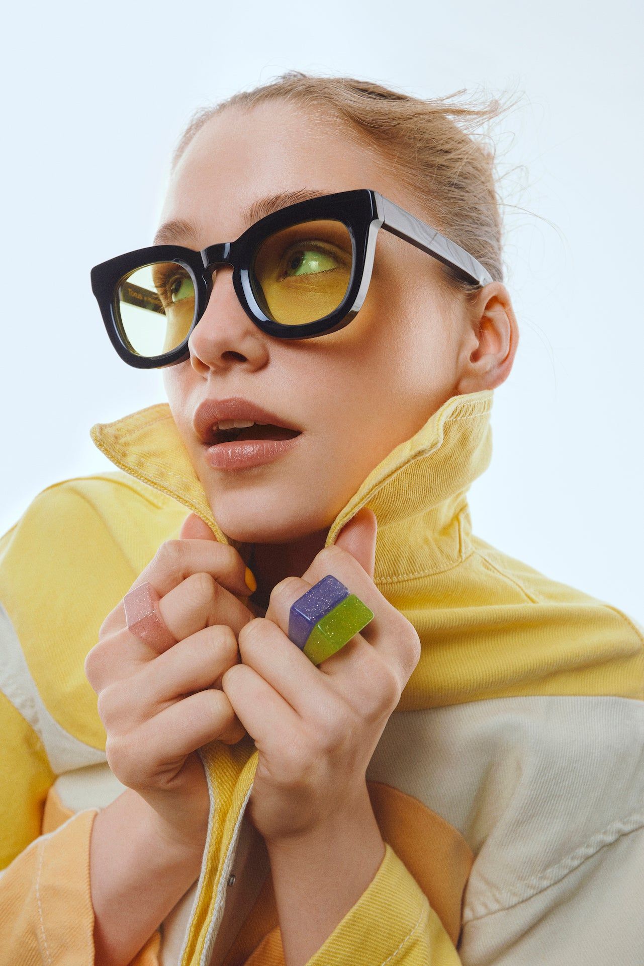 Tendência de óculos de sol com lentes coloridas