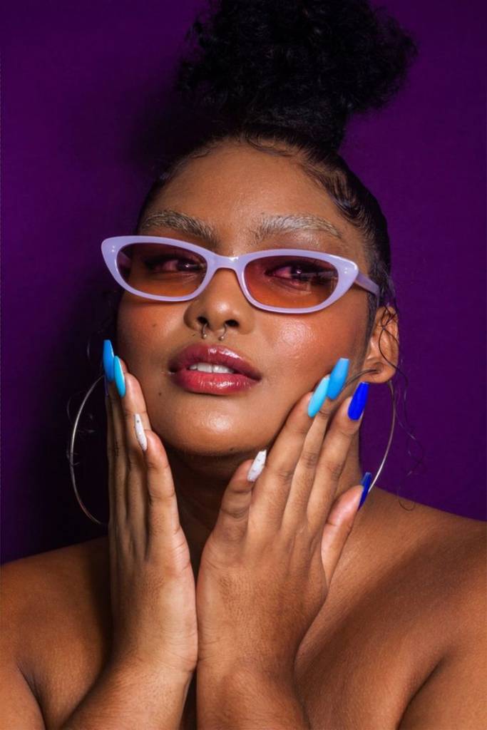 Tendência de óculos de sol com lentes coloridas