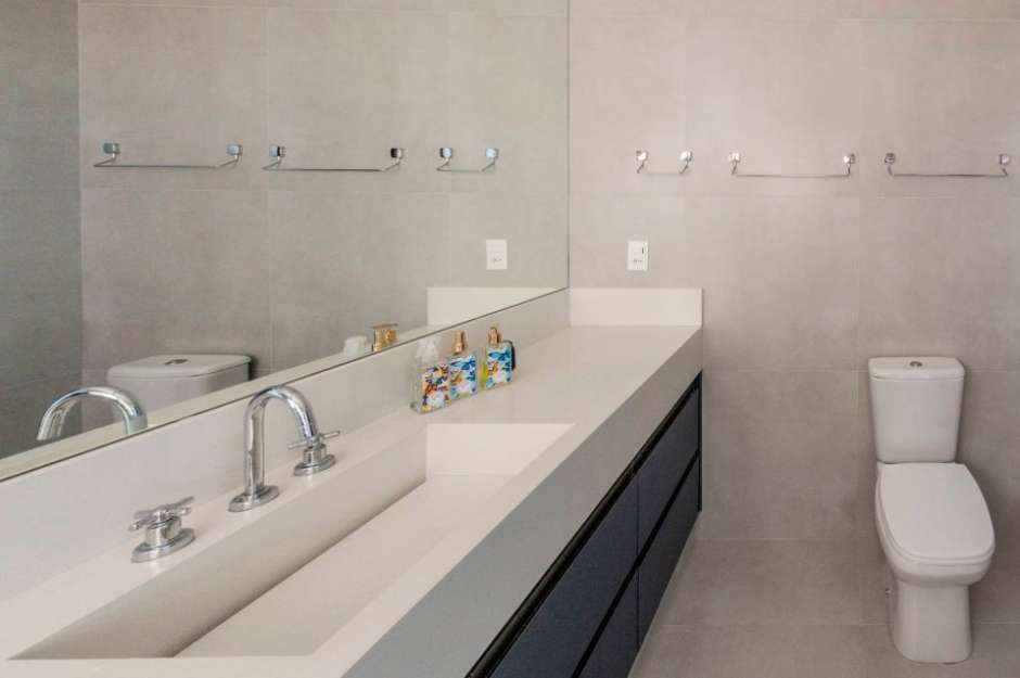 Tendência de pias de banheiro esculpidas em granito