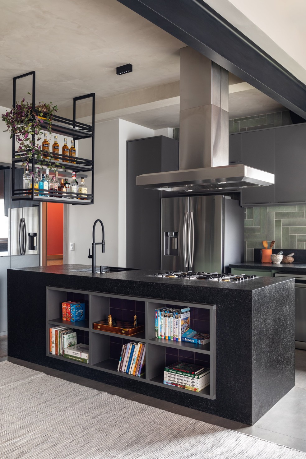 Cozinhas Modernas 2025: Combinando Granito Preto Escovado com Outros Materiais