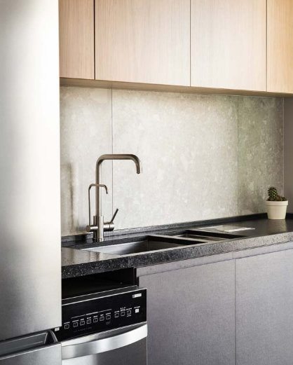 Preto Absoluto Escovado: O Luxo e a Uniformidade para Sua Bancada