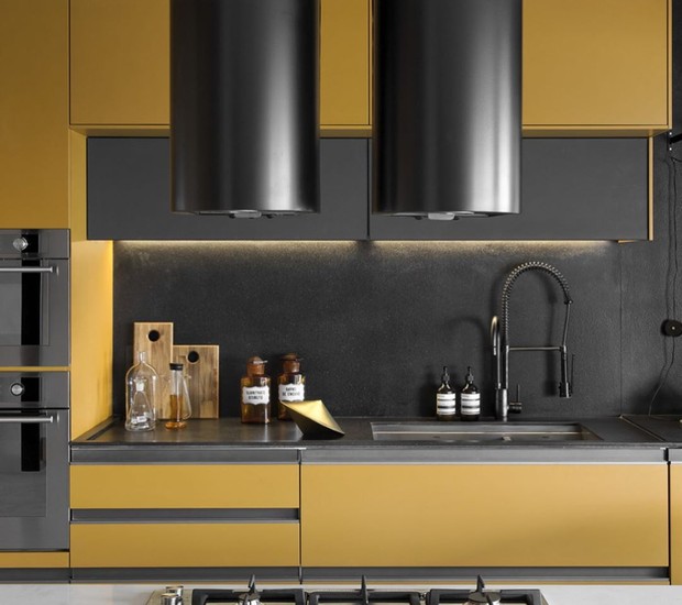 Tendência de pias de cozinha pretas em granito escovado