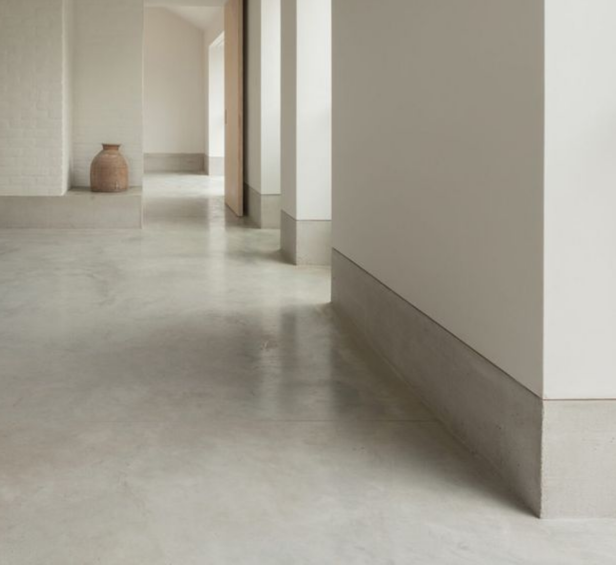 1. Cimento Queimado vs. Piso Epóxi: Qual a Melhor Escolha para Sua Casa?
2. Como a Estética Orgânica Está Moldando os Pisos em 2025?
3. Piso Epóxi: Cores e Personalização para Ambientes Modernos
4. A Durabilidade e Manutenção dos Pisos Monolíticos
5. Pisos Drenantes e Vinílicos: As Novidades para Áreas Externas e Internas em 2026