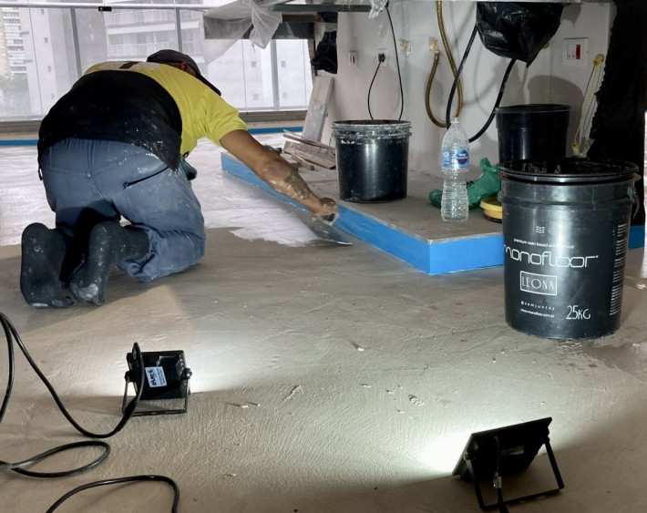 1. Cimento Queimado vs. Piso Epóxi: Qual a Melhor Escolha para Sua Casa?
2. Como a Estética Orgânica Está Moldando os Pisos em 2025?
3. Piso Epóxi: Cores e Personalização para Ambientes Modernos
4. A Durabilidade e Manutenção dos Pisos Monolíticos
5. Pisos Drenantes e Vinílicos: As Novidades para Áreas Externas e Internas em 2026