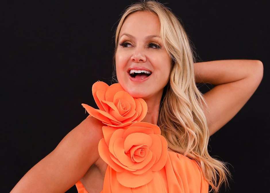 Tendência de roupas com aplicações de flores 3D