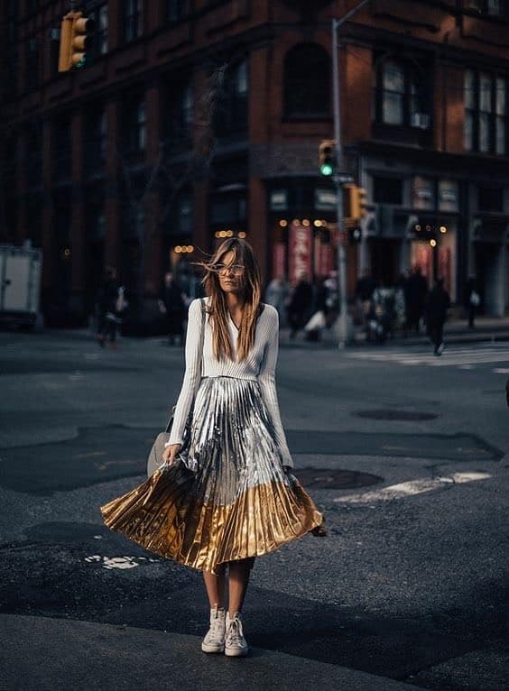 Tendência de roupas com efeito metalizado fosco