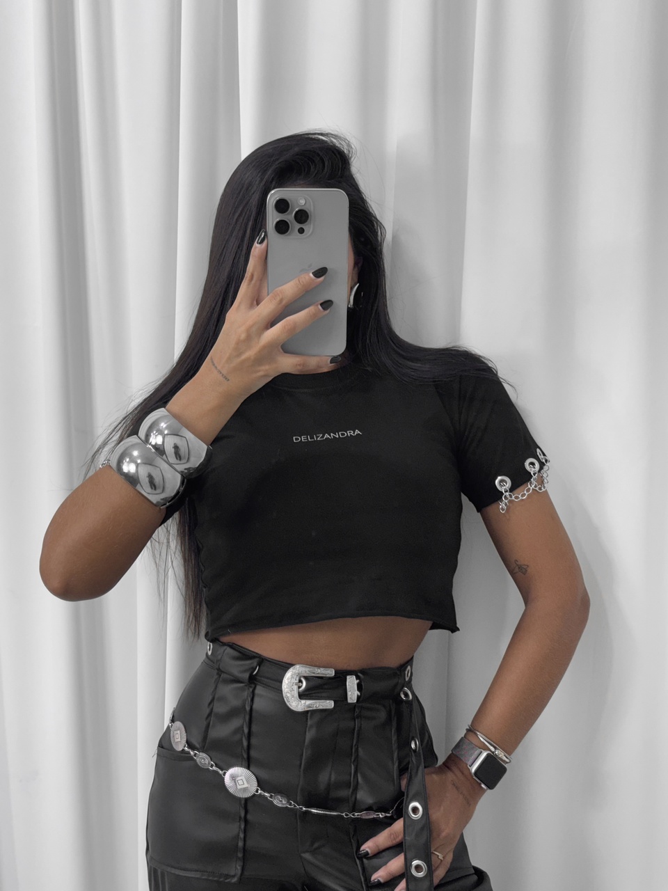 Cores e Tecidos: Harmonizando Marrom Chocolate e Prata com Aviamentos Metálicos