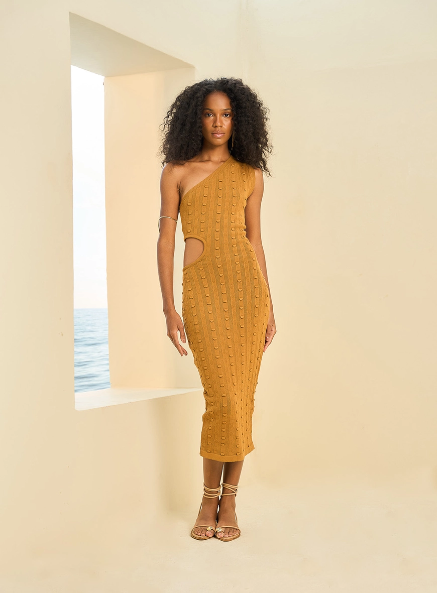 Tendência de roupas com recortes nos ombros (cold shoulder)