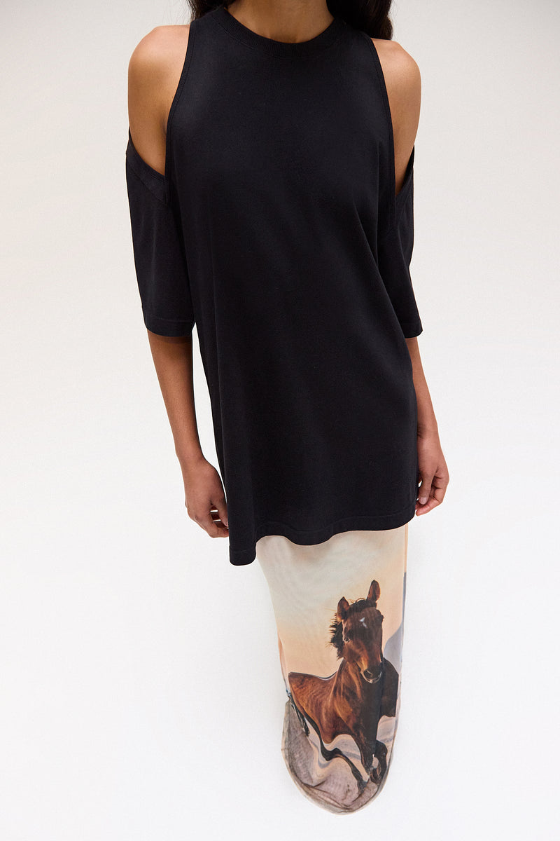 Cold Shoulder no Trabalho: Looks Elegantes com Blusas de Ombro Vazado