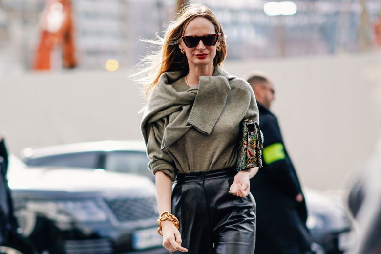 Tendência de roupas com recortes nos ombros (cold shoulder)