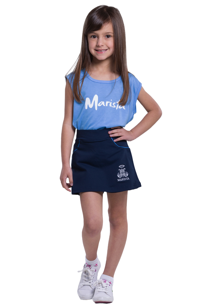 Tendência de saia colegial com meia 3/4