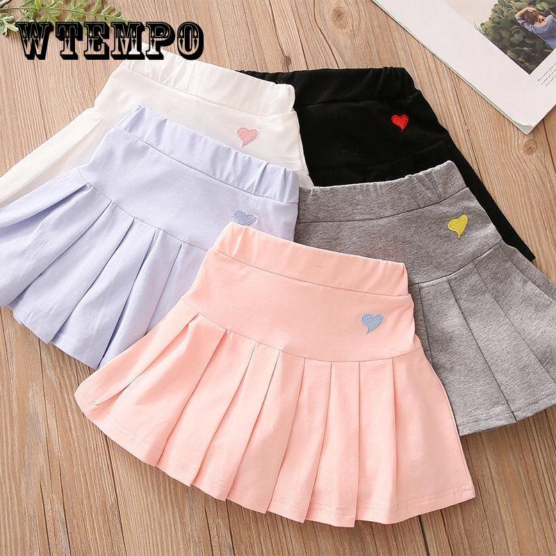 tendência saia curta com meia 3/4