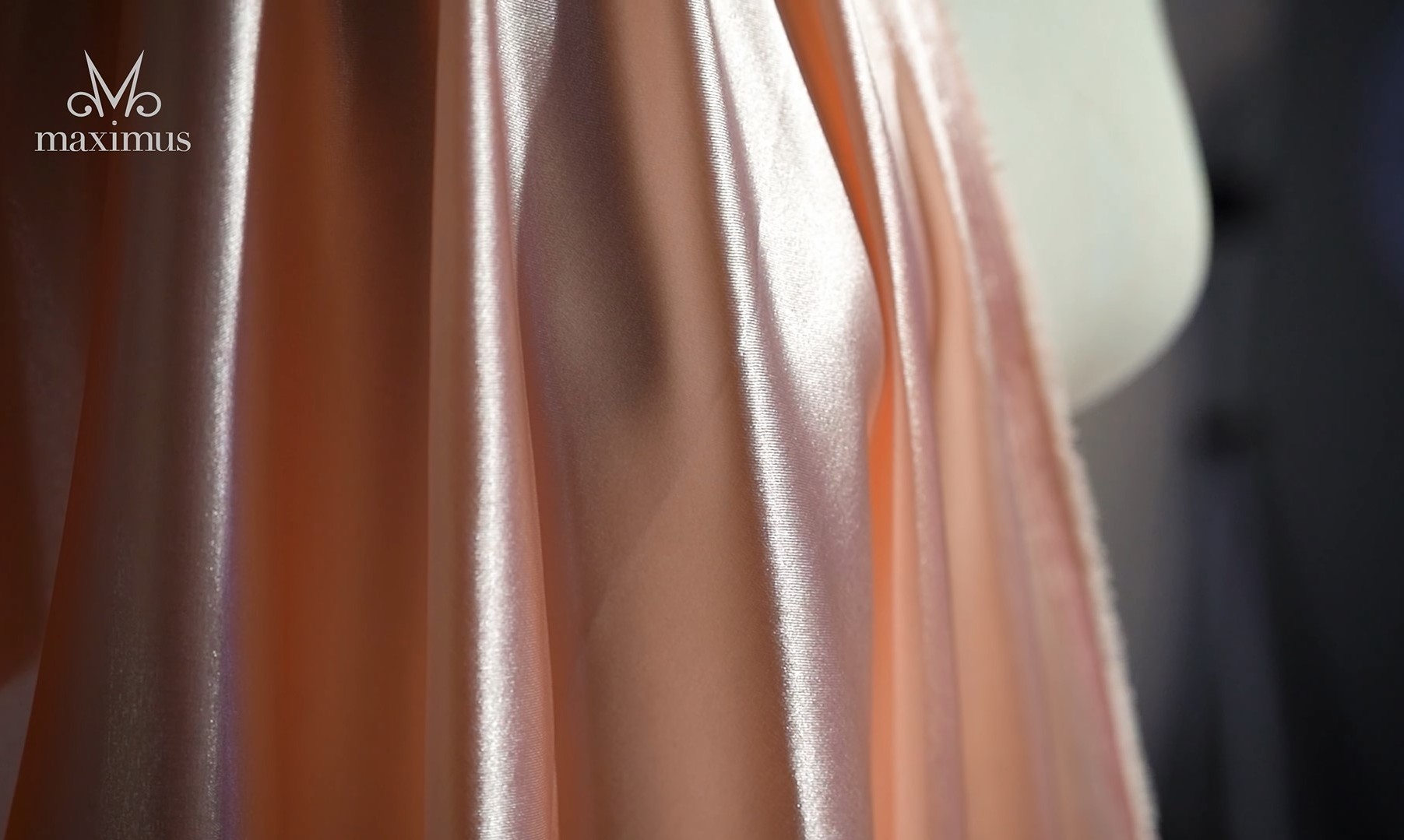 O Segredo do Estilo: Como Combinar Cetim com Tecidos Opacos para um Look Perfeito